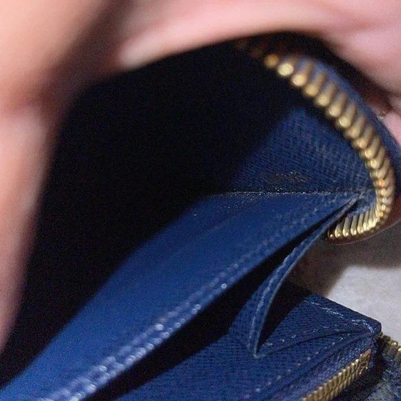 Louis Vuitton Damier Payette wallet excellent condition.. Size 7 1/2 x 4 inches - Picture 5 of 16